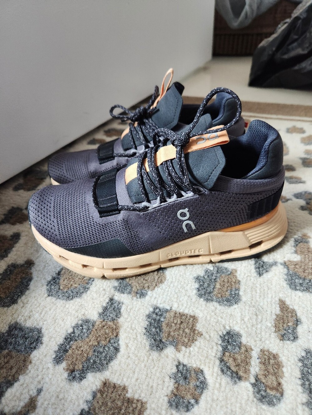 On Cloud Running Sneakers Women Size 6